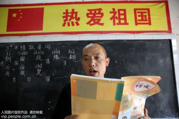 2019年9月9日，在四川省内江市东兴区平坦镇石院小学，教师张永康正在上课。